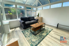 OnSiteStays - Ideal Long Term Retreat, 2-BR House with Conservatory, Parking & Wi-Fi